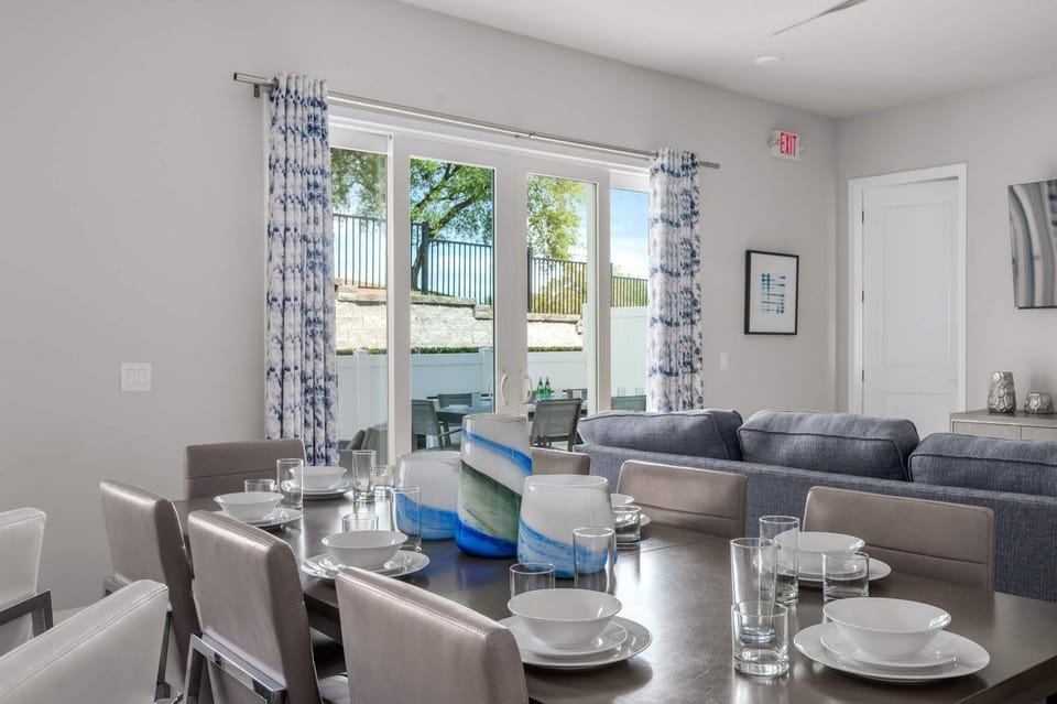 Two-story luxury condo near Disney with pool Apartment in Four Corners