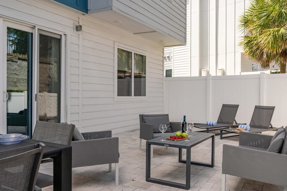 Two-story luxury condo near Disney with pool Apartment in Four Corners