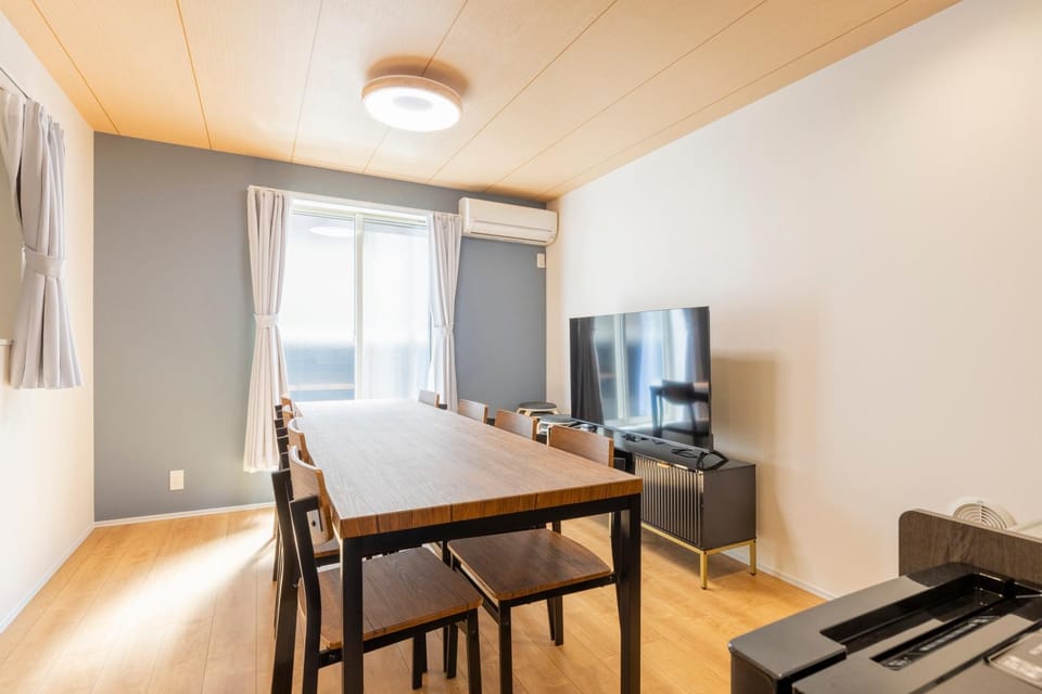 TV and multimedia, Living room, Seating area, Dining area, air conditioner