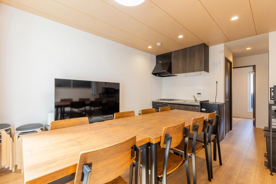 TV and multimedia, Kitchen or kitchenette, Living room, Seating area, Dining area, stove