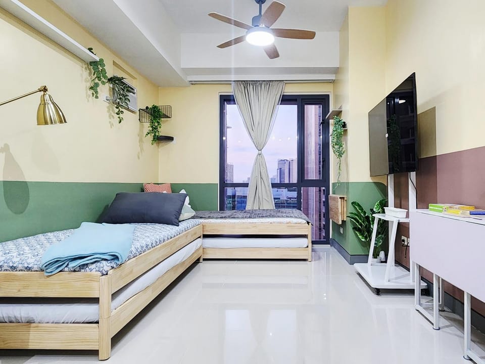 Communal lounge/ TV room, Bed, TV and multimedia, Living room, Photo of the whole room, Seating area, Evening entertainment, Bedroom, air conditioner