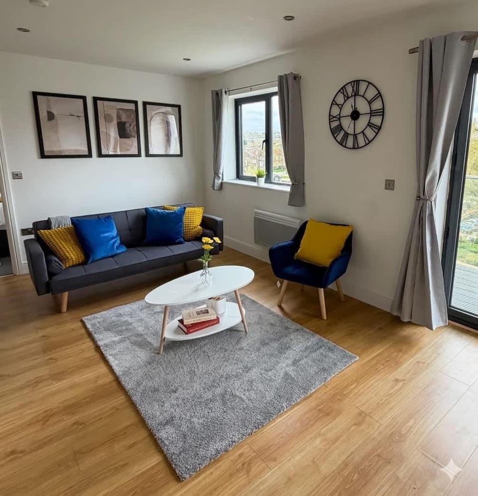 Modern 2 Bed Flat, Free Parking, Central Hemel Apartment in Hemel Hempstead