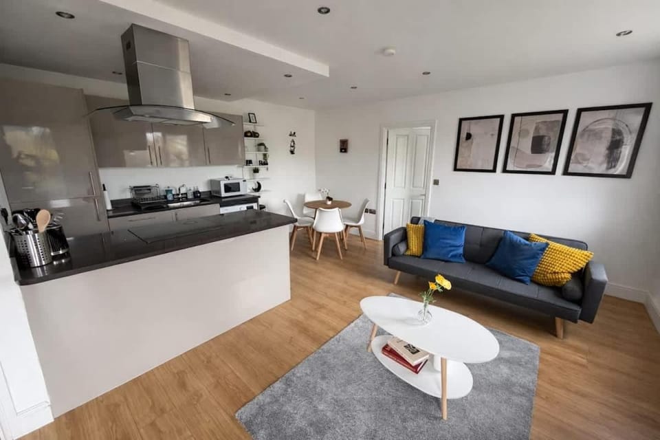 Modern 2 Bed Flat, Free Parking, Central Hemel Apartment in Hemel Hempstead