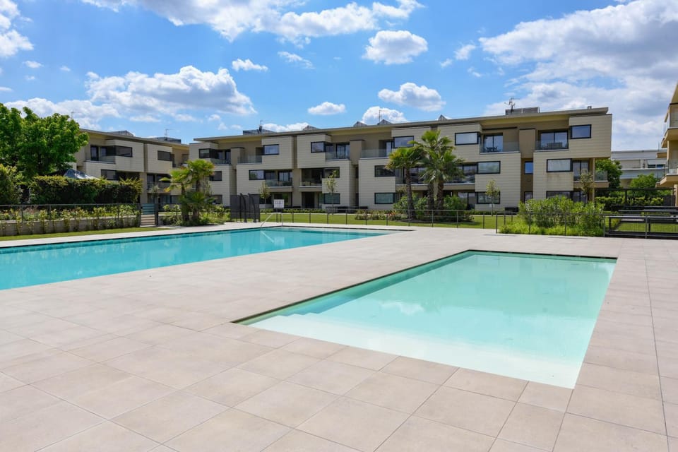 Property building, Day, Pool view, Swimming pool, Swimming pool, sunbed
