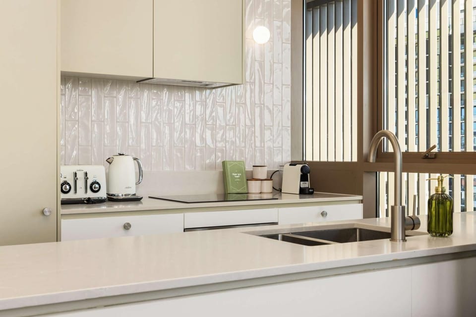 Brand New 3BR Apartment 2 Carparks City View Apartment in Main Beach