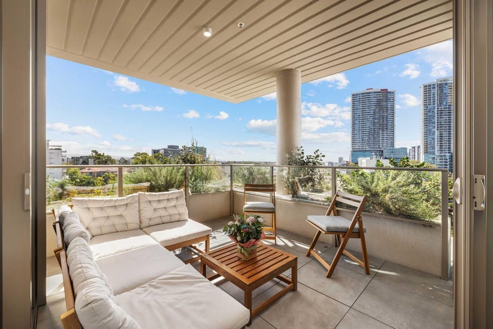 Brand New 3BR Apartment 2 Carparks City View Apartment in Main Beach