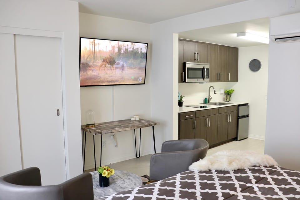 Promenade Studio With Free Parking!! Apartment in Santa Monica
