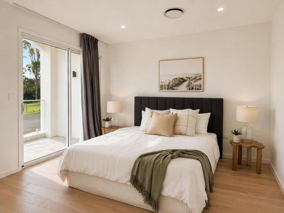 Luxury Waterfront 5BR New Home Theme Parks Nearby House in Coomera