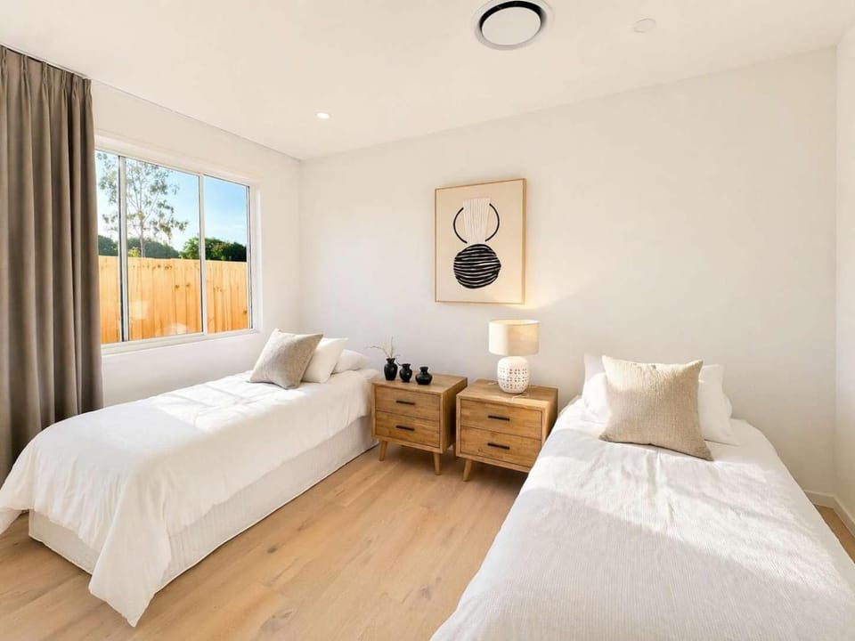 Luxury Waterfront 5BR New Home Theme Parks Nearby House in Coomera