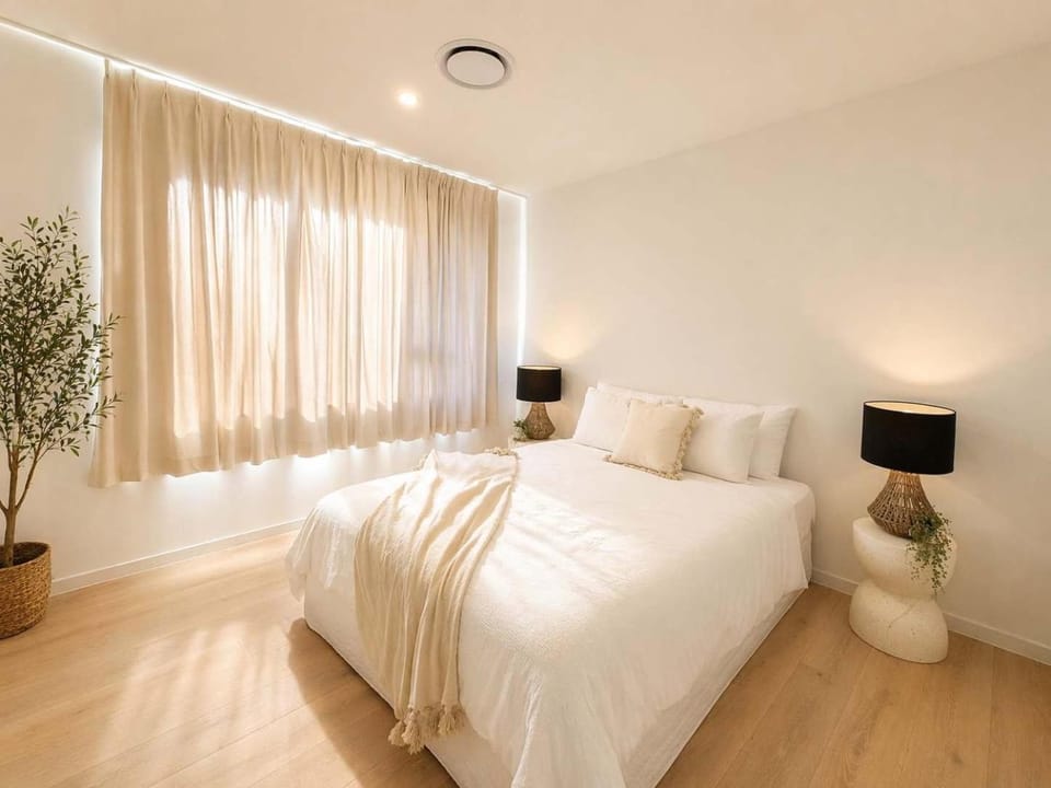 Luxury Waterfront 5BR New Home Theme Parks Nearby House in Coomera