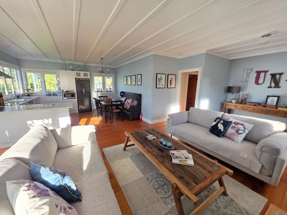 Kingfisher Lodge Waterfront Retreat House in Auckland Region
