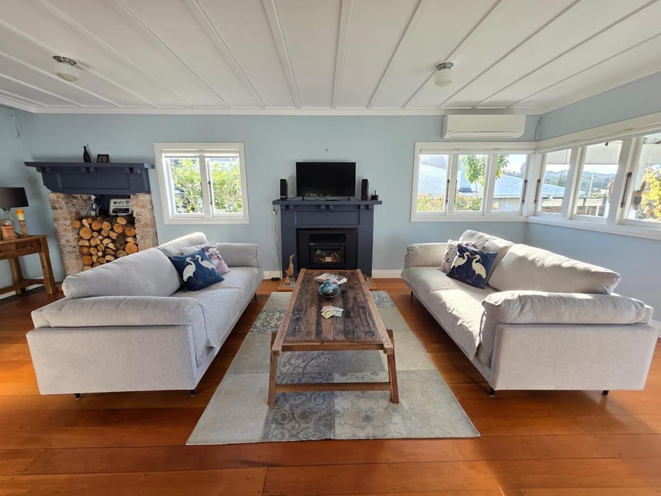 Kingfisher Lodge Waterfront Retreat House in Auckland Region