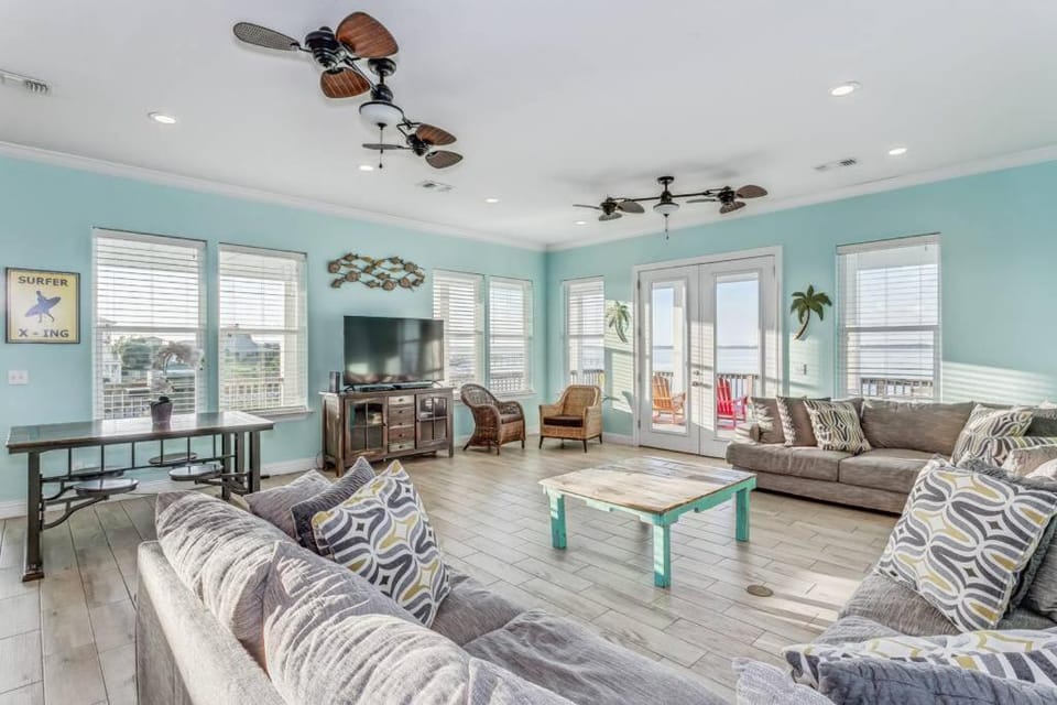 Baywatch Beach House House in Pensacola Beach