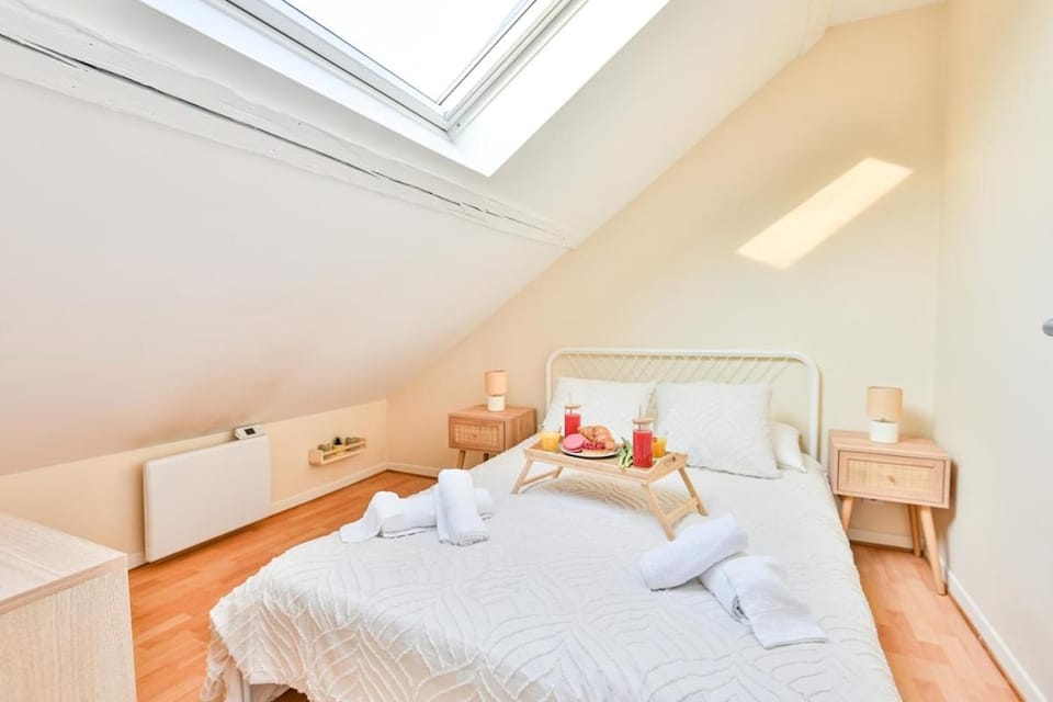 Photo of the whole room, Bedroom