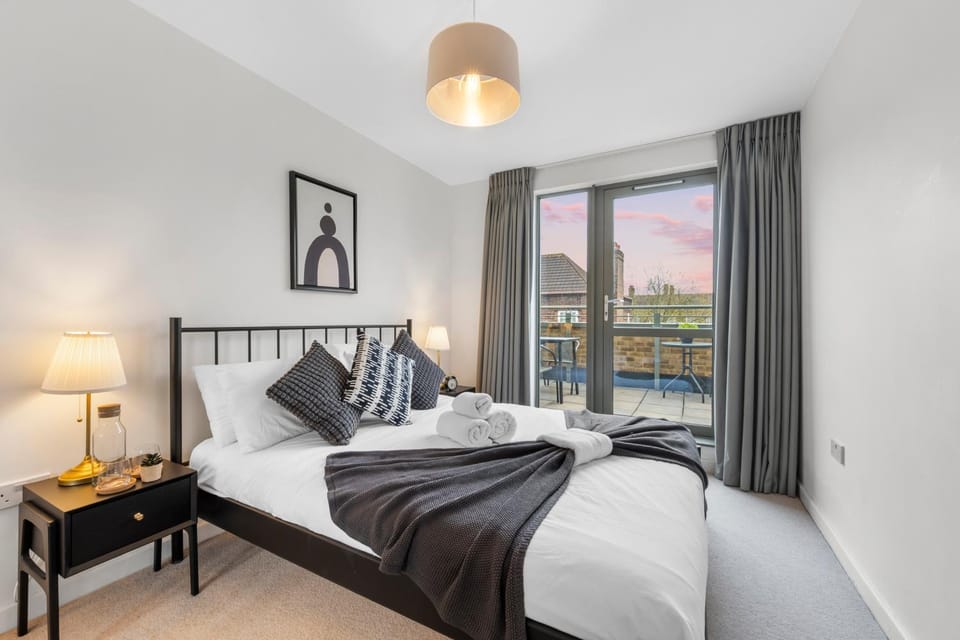 Bed, Photo of the whole room, Bedroom, towels