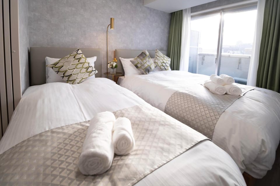 Bed, Photo of the whole room, Bedroom, towels