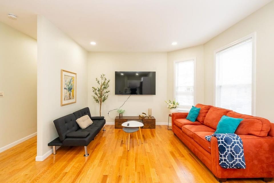 53 Cozy and Stylish 3BR Apt with Parking minutes Boston Apartment in Everett