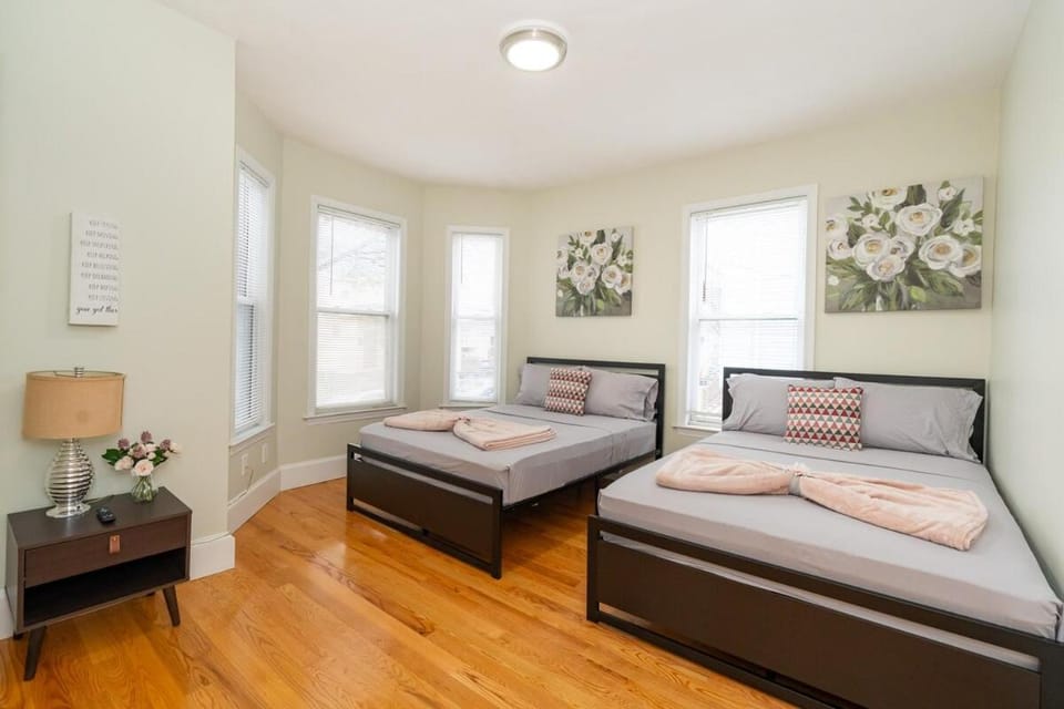 53 Cozy and Stylish 3BR Apt with Parking minutes Boston Apartment in Everett
