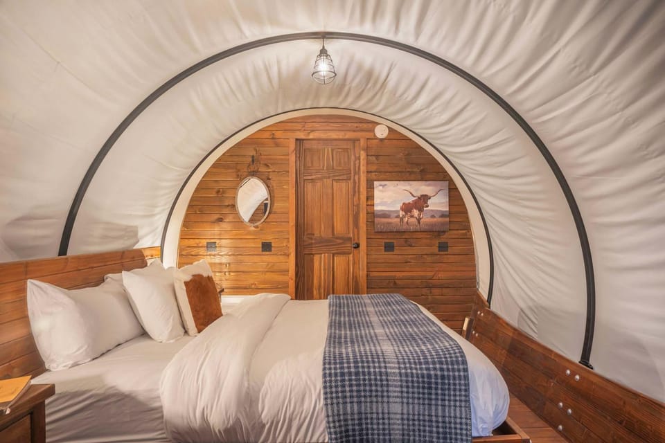 Lovers Wagon Hiking Trails Pickleball Fire Pit House in Ozark Mountains