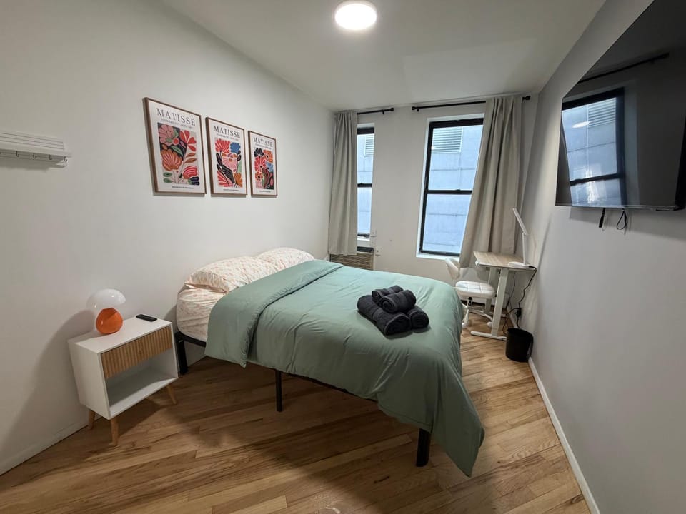 Bed, TV and multimedia, Photo of the whole room, Bedroom, towels