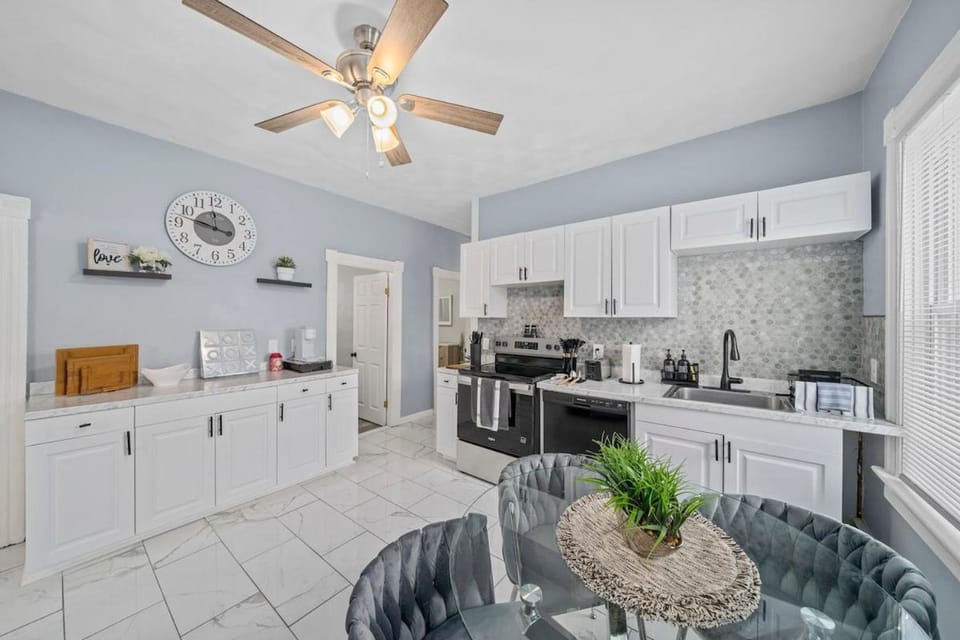 Kitchen or kitchenette, kitchen, kitchen