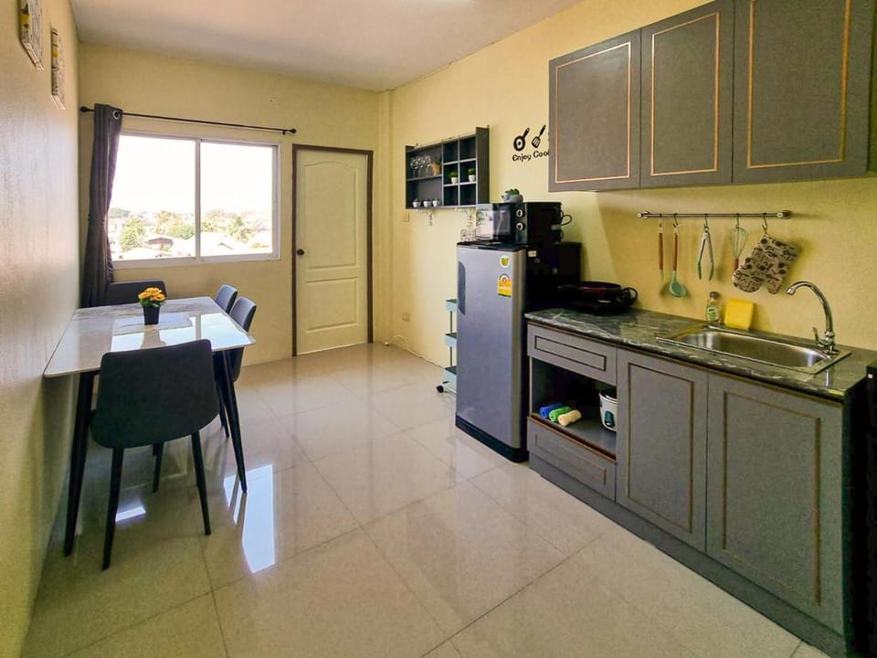 Kitchen or kitchenette, Dining area, kitchen