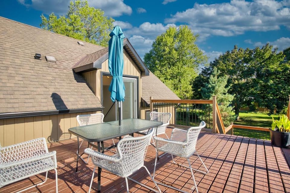 New Luxury Farmhouse Getaway! Villa in Chatham-Kent