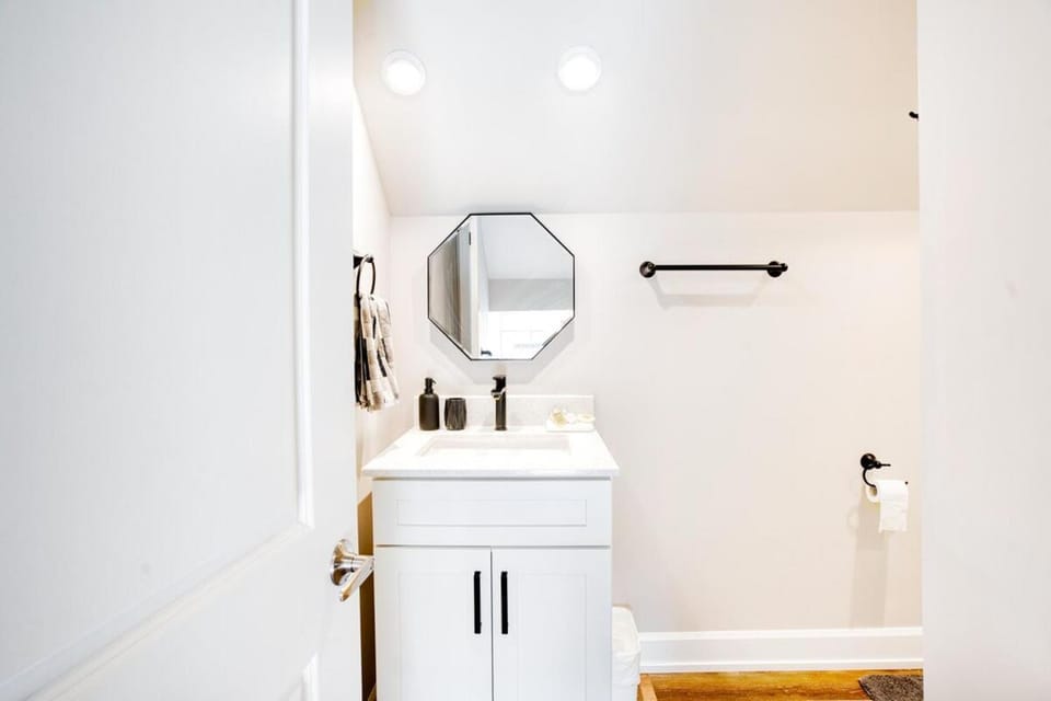 New Luxury Farmhouse Getaway! Villa in Chatham-Kent