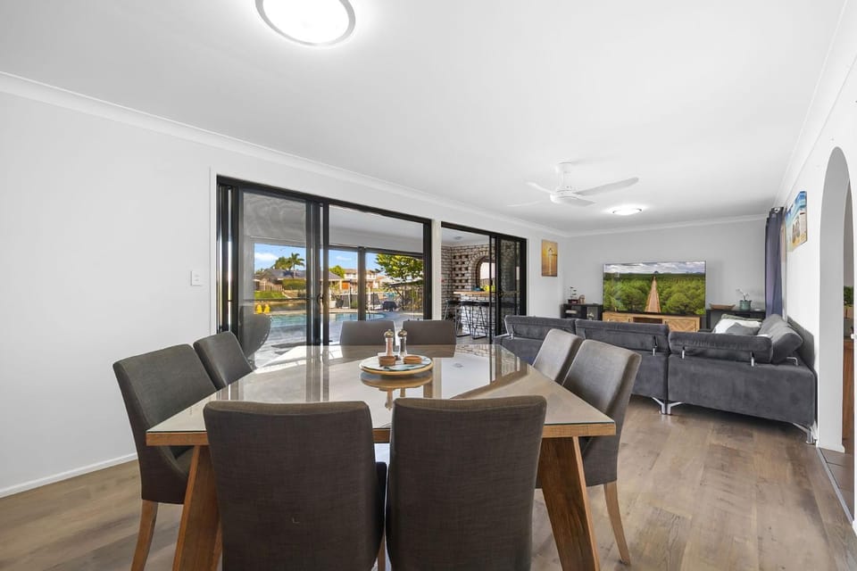 Mudcrab Manor, waterfront holidays at it's best House in Maroochydore