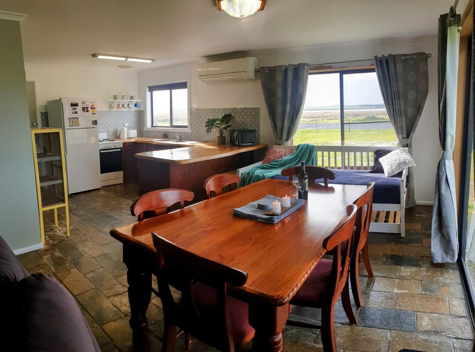 Bed, Dining area, kitchen