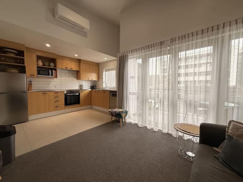 Kitchen or kitchenette, Living room, Seating area, Dining area, oven, air conditioner