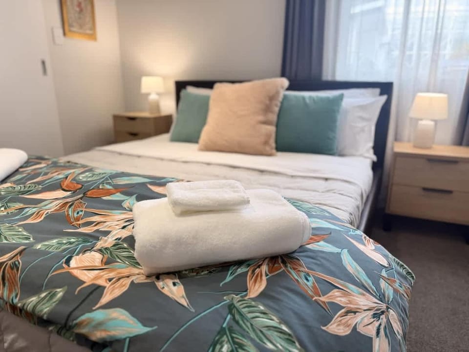Bed, Photo of the whole room, Bedroom, towels