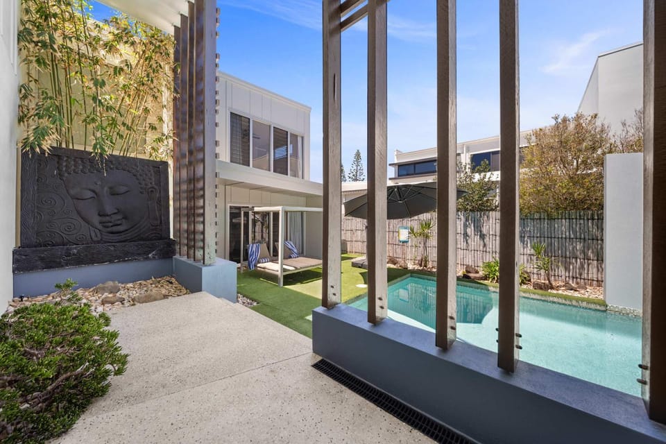 Property building, Swimming pool, sunbed