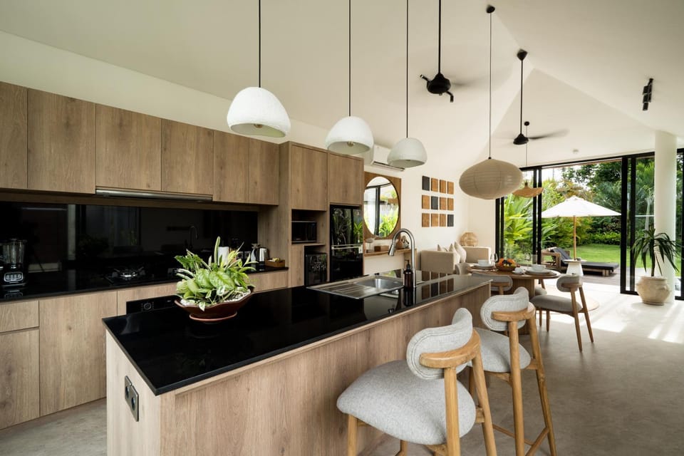 Coffee/tea facilities, Kitchen or kitchenette, Dining area, oven, stove
