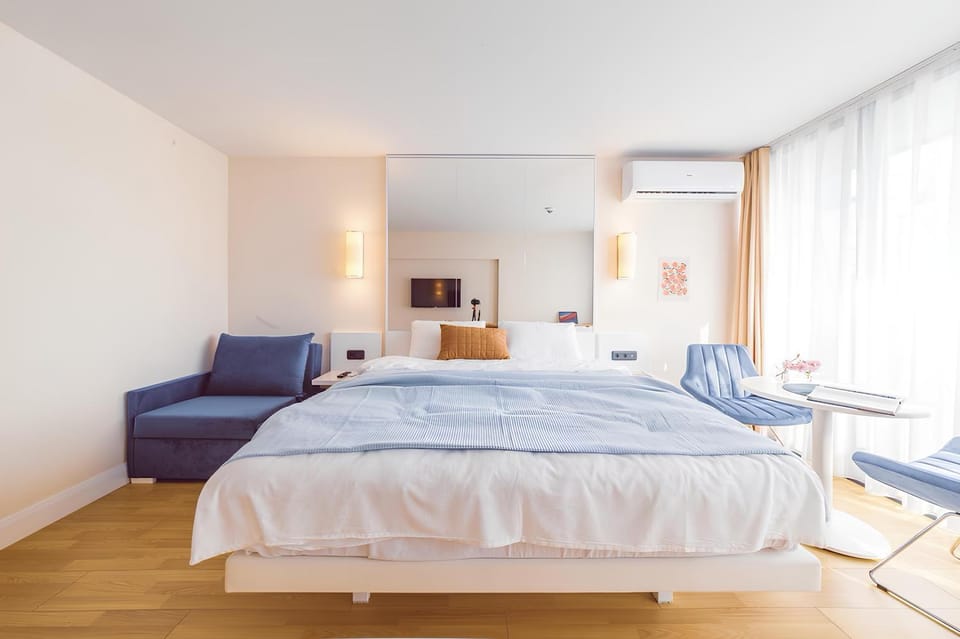 Bed, Living room, Photo of the whole room, Seating area, Bedroom