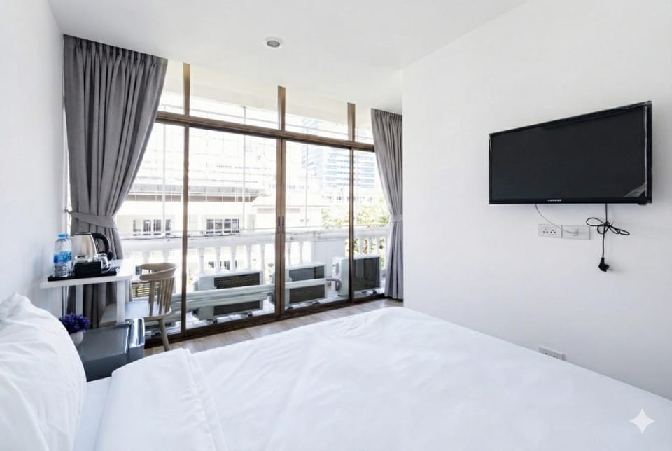 Bed, TV and multimedia, Photo of the whole room, Bedroom