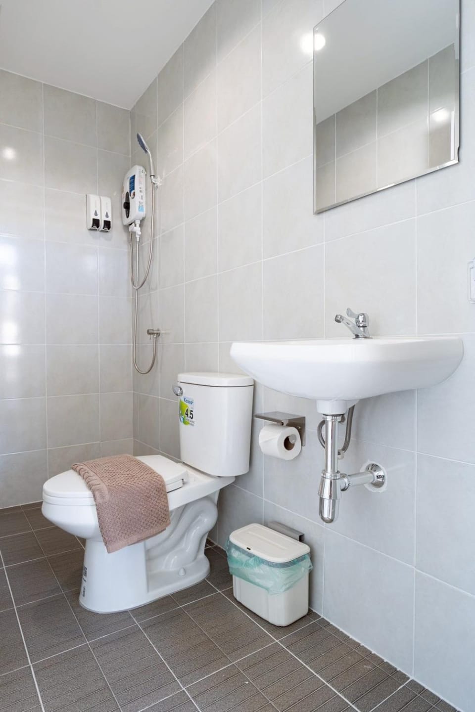 Shower, Toilet, Bathroom, bidet, towels