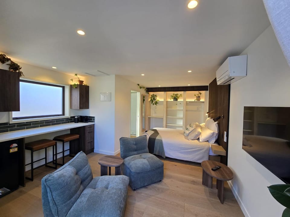 Photo of the whole room, Seating area, Bedroom