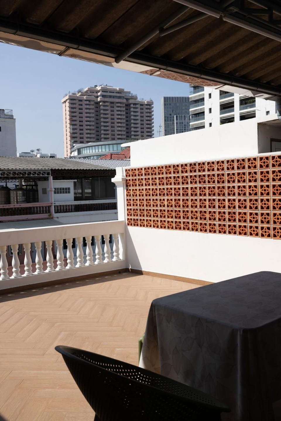 BKK CBD Whole-Floor Apt 3BR 2BA 7-Min to MRT Apartment in Bangkok