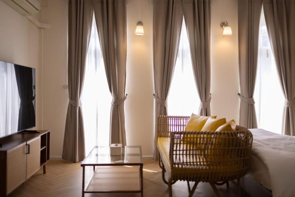 BKK CBD Whole-Floor Apt 3BR 2BA 7-Min to MRT Apartment in Bangkok