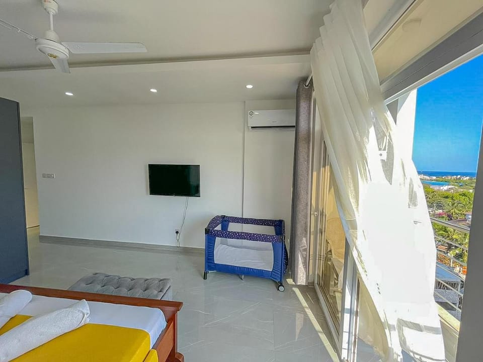 Bed, Natural landscape, TV and multimedia, View (from property/room), Balcony/Terrace, Photo of the whole room, Bedroom, Sea view, air conditioner