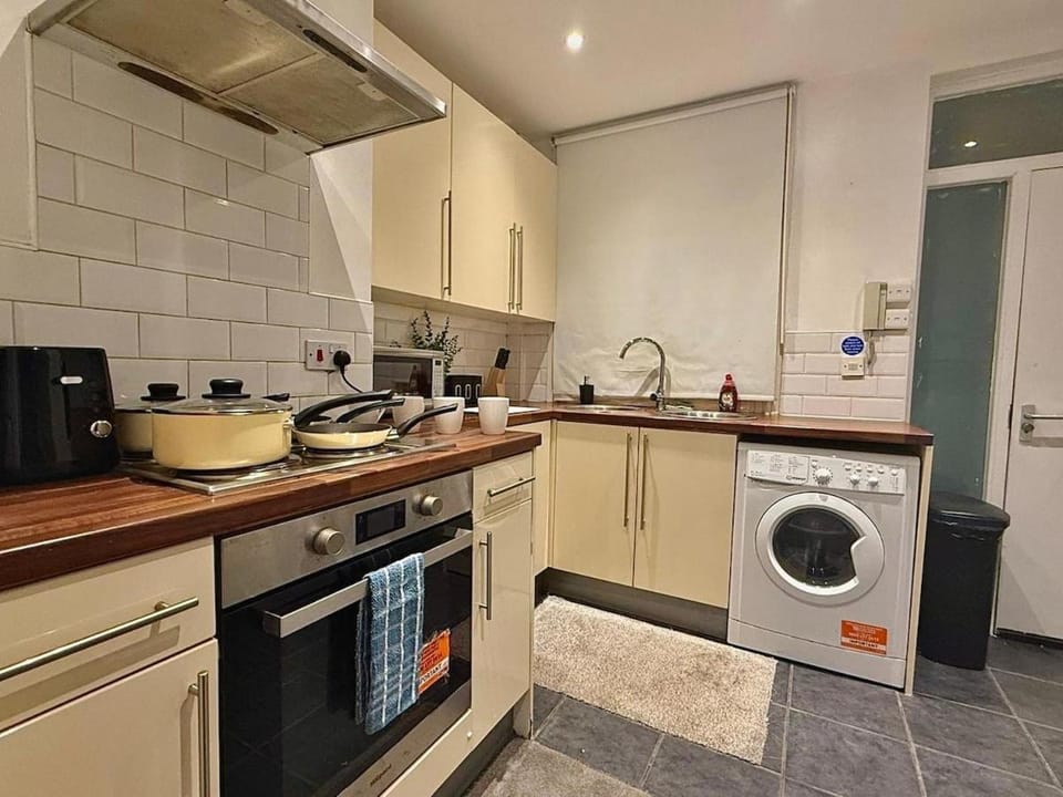 Modern 3BR CityApt - Parking - 65Inch 4KTV - Sleeps 8 Apartment in Sheffield