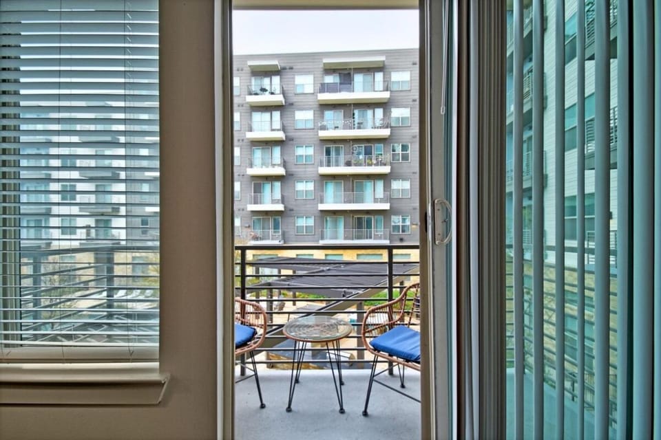 1BR Pool View, Walk to River Walk, Free Parking Apartment in San Antonio