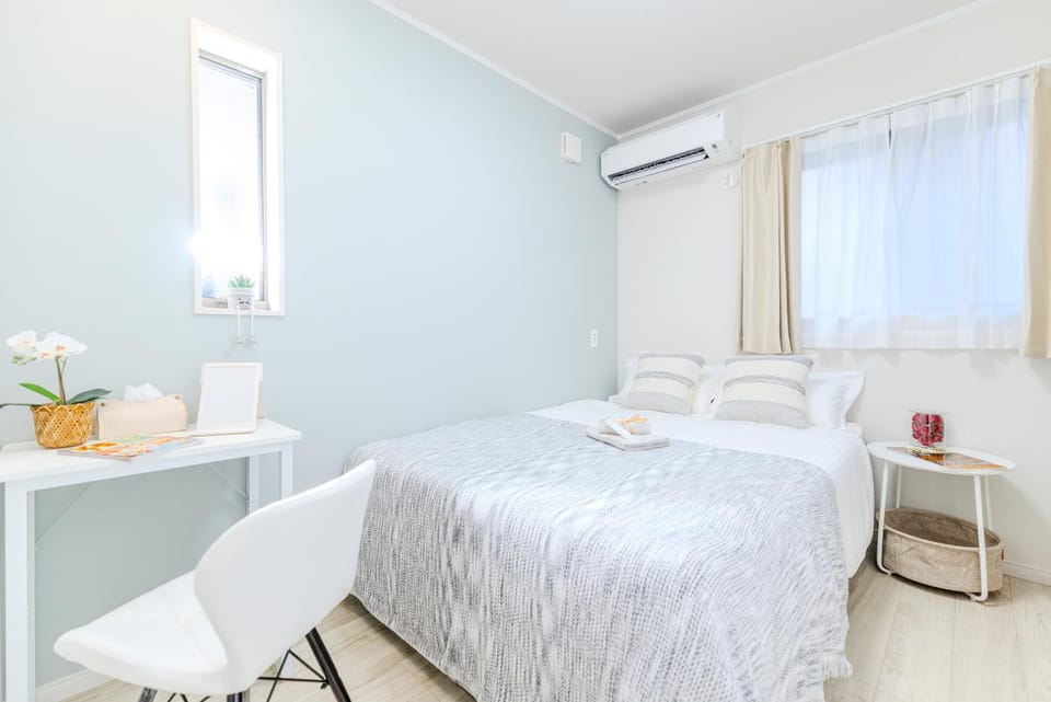 Photo of the whole room, Bedroom, air conditioner