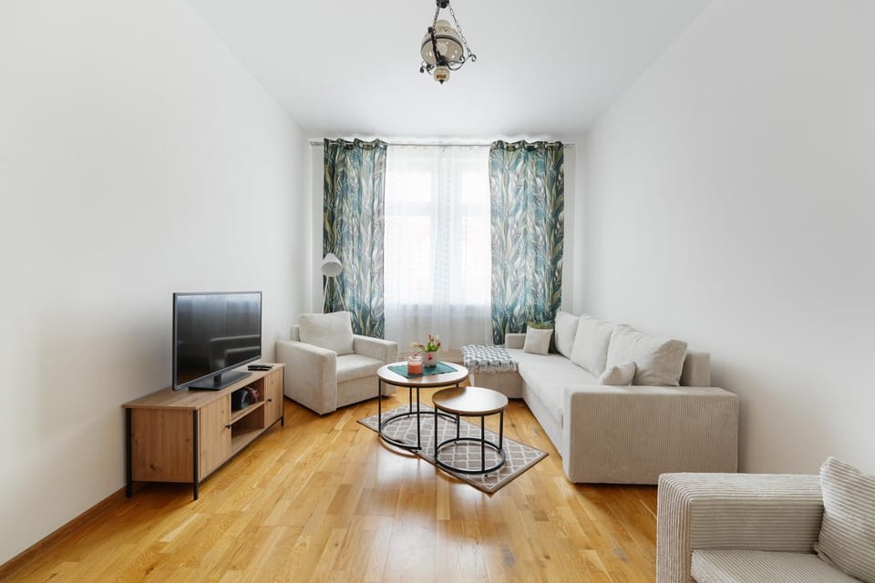 Communal lounge/ TV room, TV and multimedia, Living room, Seating area, Evening entertainment