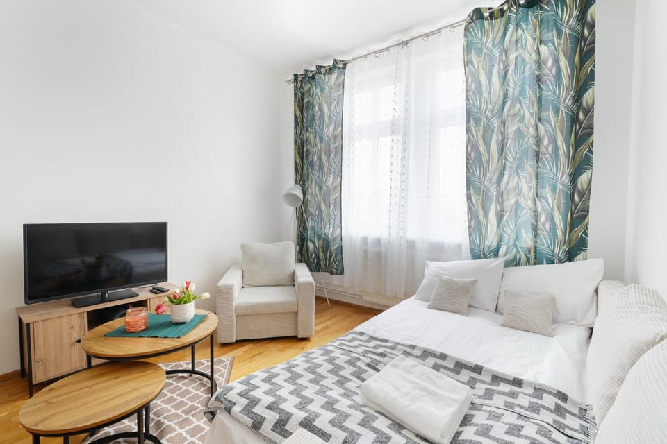Communal lounge/ TV room, Bed, TV and multimedia, Living room, Photo of the whole room, Seating area, Evening entertainment, Bedroom