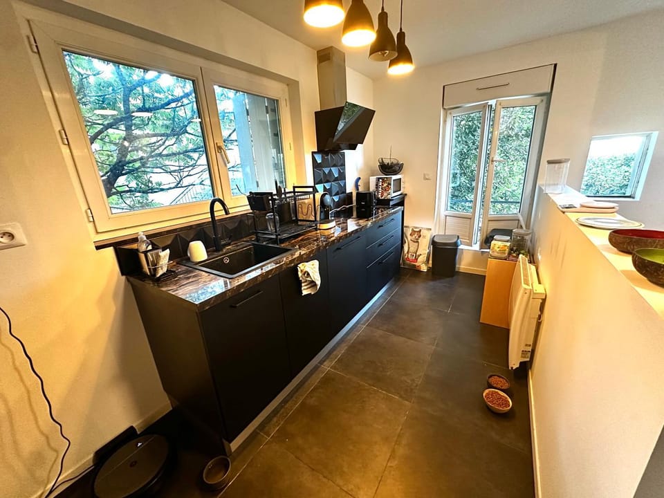 Coffee/tea facilities, Kitchen or kitchenette, stove
