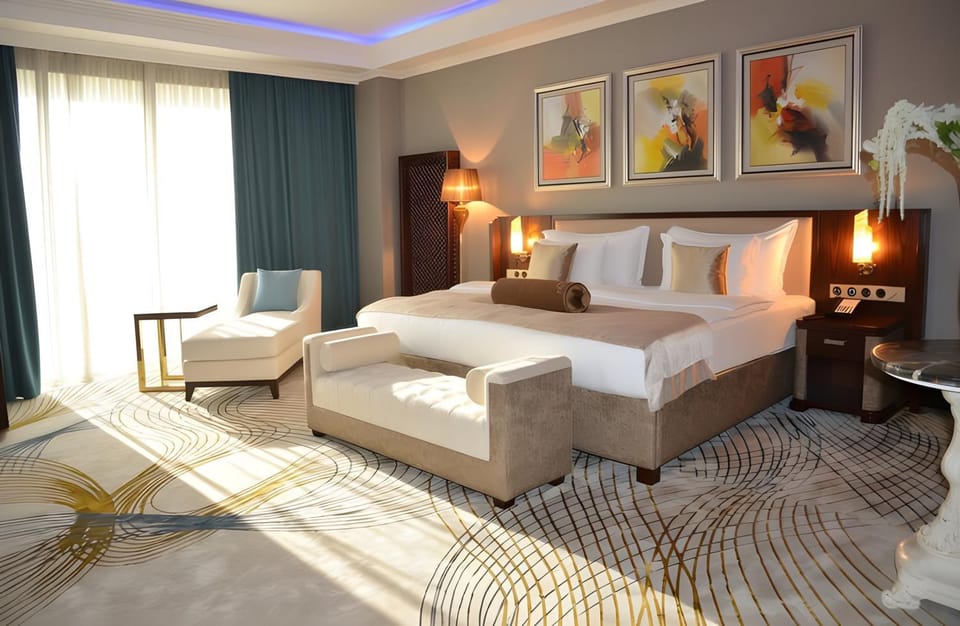 Bed, Living room, Photo of the whole room, Seating area, Bedroom