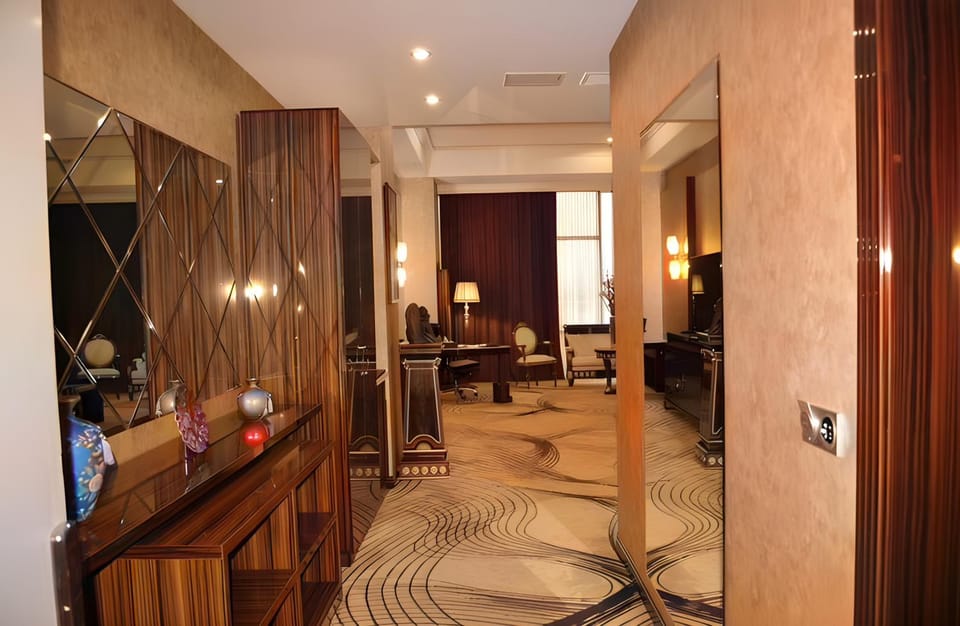TV and multimedia, Living room, Seating area, wardrobe