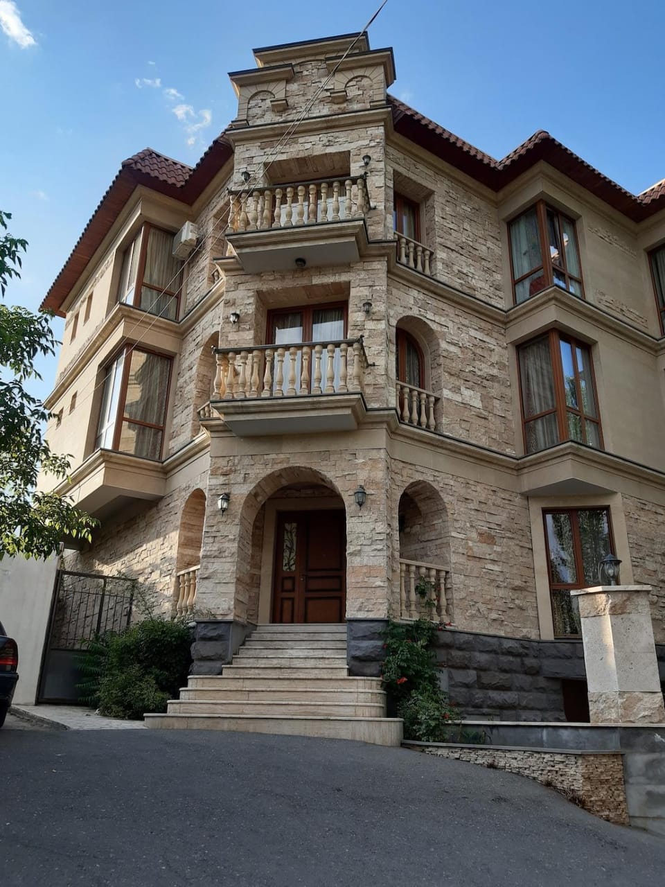 Facade/entrance